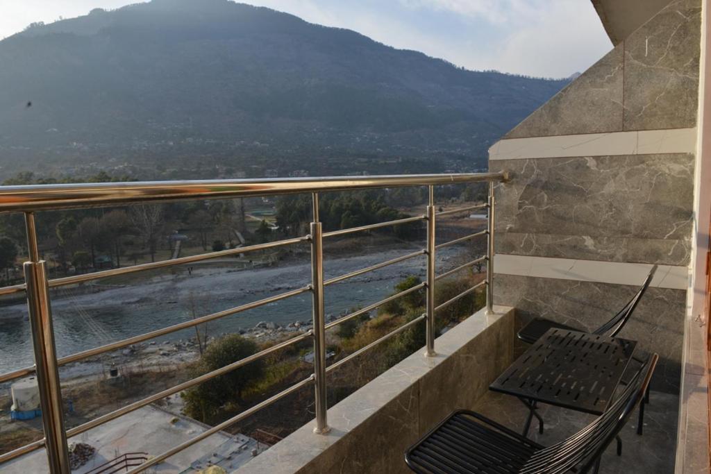 Tulip Flowing River View Hotel. Shamshi Exterior photo
